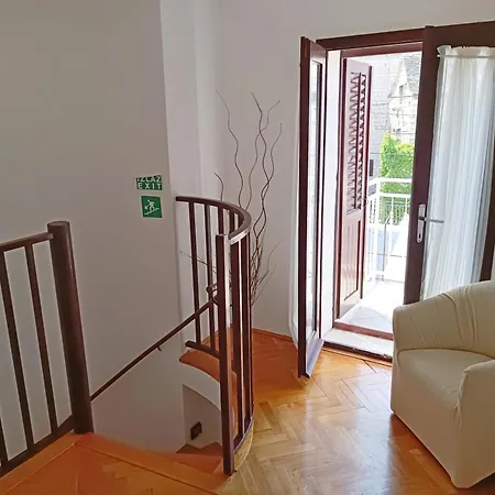 Apartment F&a *