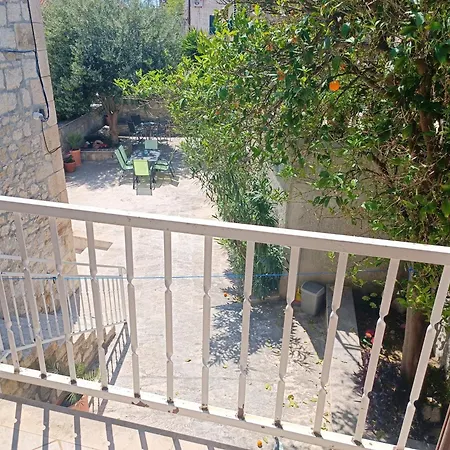 Apartment F&a Split